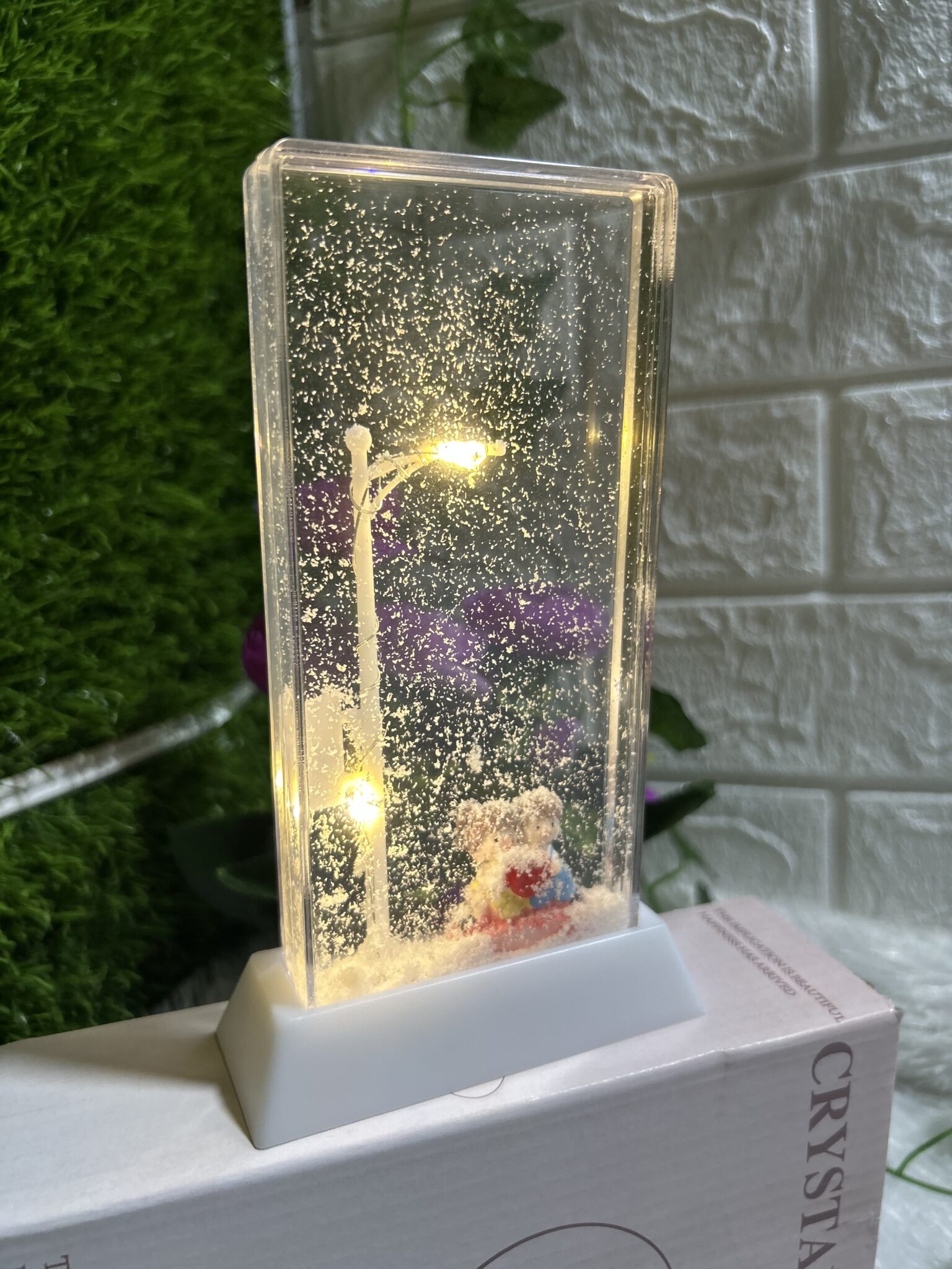 Snowfall Couples Lamp, Street Light
